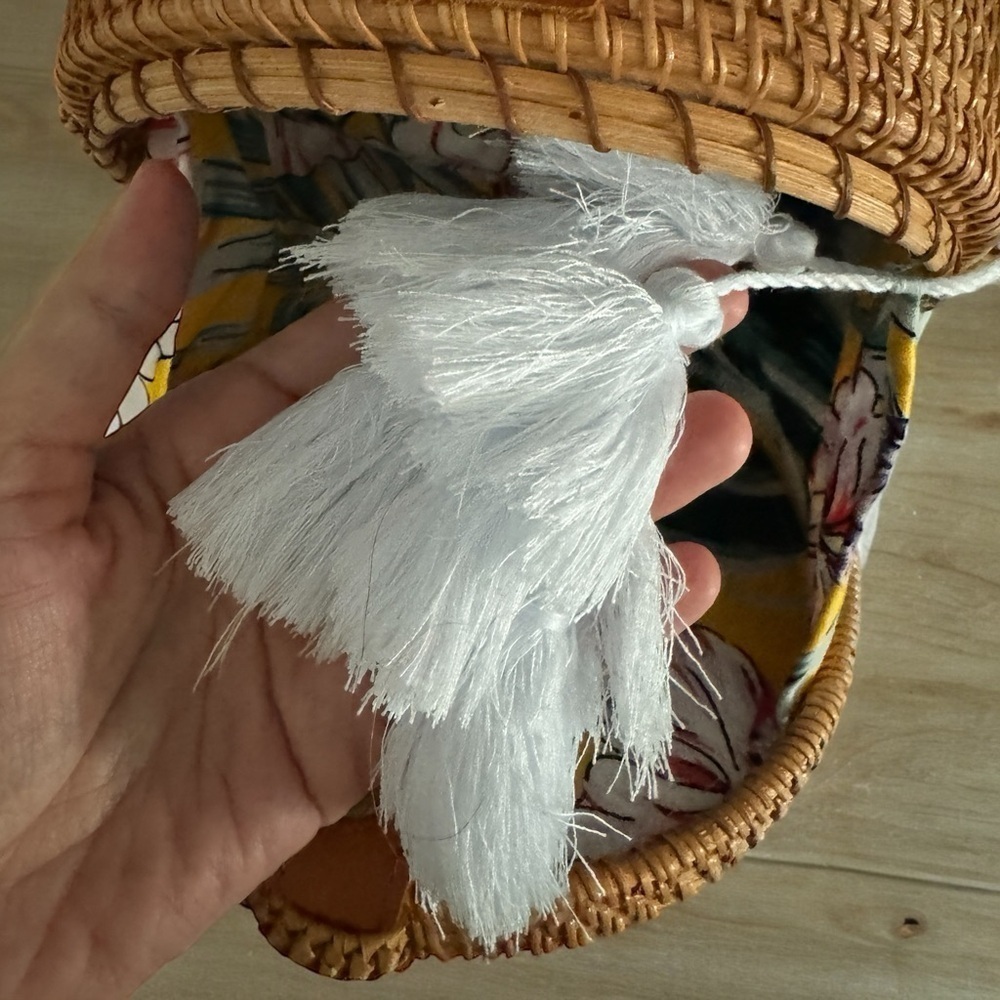 Brown woven crossbody bag with white tassel! - Picture 3 of 3